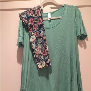 Lula Roe Perfect Tee And one size leggings
